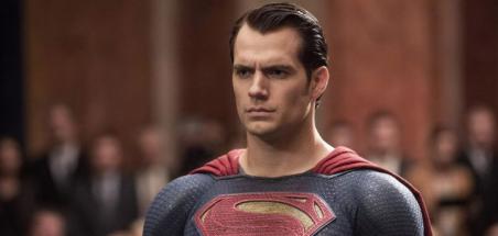James Gunn explique le départ d'Henry Cavill tout en lançant la pierre au Rock ?