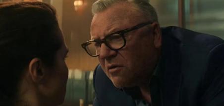 Ray Winstone explique que le personnage de Dreykov était un pédophile avant les reshoots